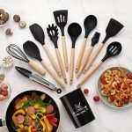 12 pcs set Wooden Handle Silicone Kitchen Utensils With Storage Bucket High Temperature Resistant And Non Stick Pot Spatula Spoon (random color)